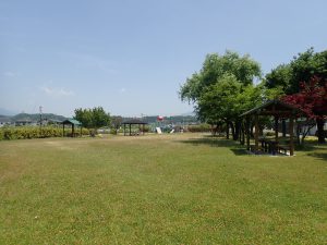 りんごっ子公園 遊具の天辺には公園の名前のとおり大きなりんごが乗っています 豊丘村観光ホームページ